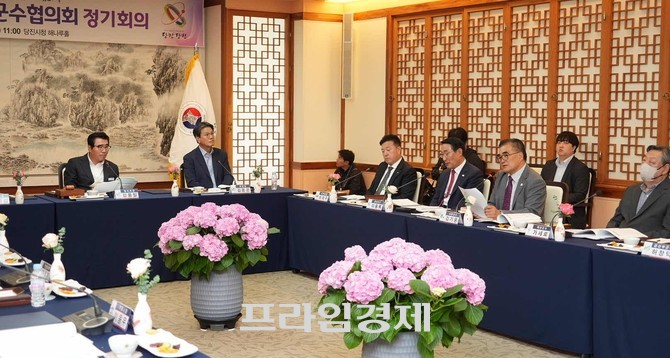 김기웅 군수는 지난 22일 당진시청에서 열린 '2025년 민선 8기 제3차년도 제5차 충청남도 시장·군수협의회'에 참석해 '물이용부담금 면제' 강력 건의하고 있다. ⓒ 프라임경제