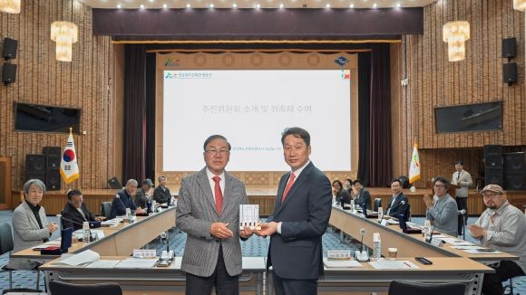 김남일 사장(오른쪽)이 대한민국 관광반세기 기념사업 추진위원회 위원에게 위촉패를 수여하고 있다. ⓒ 경북문화관광공사