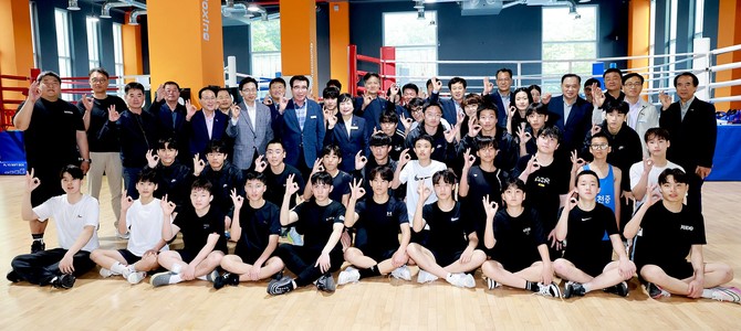 제77회 충청남도민체육대회 종목별 강화훈련장을 방문해 선수들을 격려 후 기념촬영을 하고 있다. ⓒ 보령시
