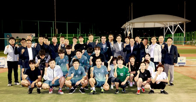 제77회 충청남도민체육대회 종목별 강화훈련장을 방문해 선수들을 격려 후 기념촬영을 하고 있다. ⓒ 보령시