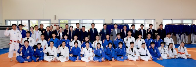 제77회 충청남도민체육대회 종목별 강화훈련장을 방문해 선수들을 격려 후 기념촬영을 하고 있다. ⓒ 보령시