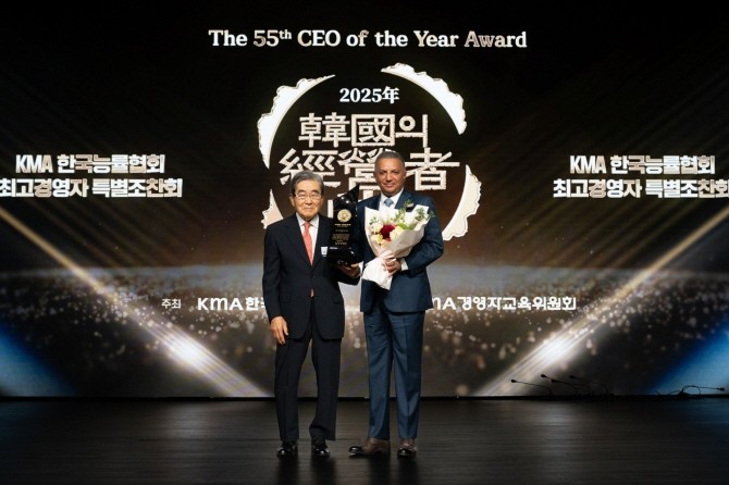 안와르 알 히즈아지 에쓰오일 CEO가 23일 '제55회 한국의 경영자상'을 수상했다. 안와르 알 히즈아지 에쓰오일 CEO(오른쪽)와 이봉서 한국능률협회장. ⓒ 에쓰오일