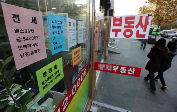 박근혜 전 대통령 당선으로 인해 규제 완화 등 기대가 높았던 2012년 12월 부동산 시장. 사진은 당시의 공인중개사 모습. © 연합뉴스