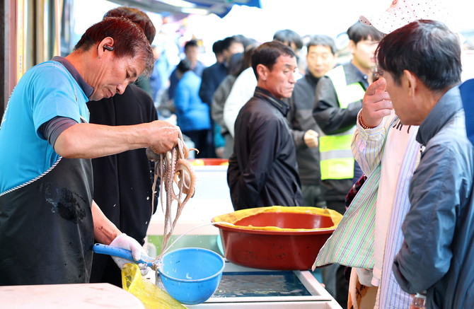 지난 18일 개장한 강진 마량놀토수산시장 풍경. ⓒ 강진군