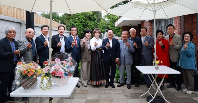 조원휘 의장은 23일 중구 대흥동에 위치한 테미오래에서 열린 '2025년 테미갤러리 상반기 기획전시' 오픈식에 참석 후 기념촬영을 하고 있다. ⓒ 의회사무국