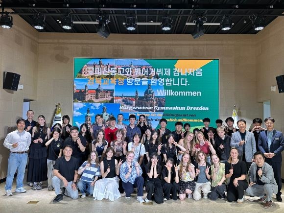 경북교육청은 지난 21일 본청 행복지원동 연화관에서 독일 작센주 드레스덴에 있는 뷔어거뷔제 김나지움 방문단을 초청해 국제교류 프로그램을 운영했다. ⓒ 경북교육청