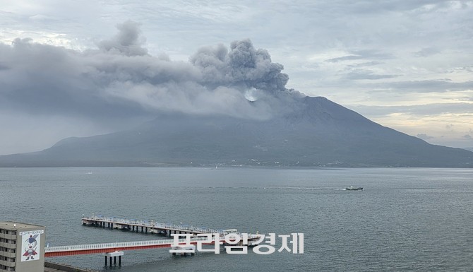 지난 15일 일본 가고시마현 사쿠라지마 화산 분화 모습. ⓒ 프라임경제