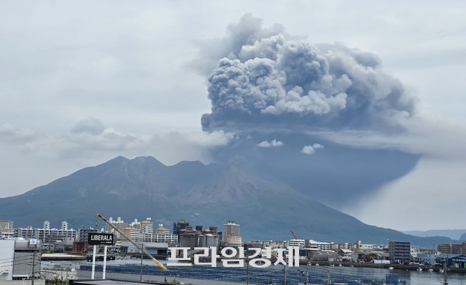 지난16일 일본 가고시마현 사쿠라지마 화산 분화 모습. ⓒ 프라임경제