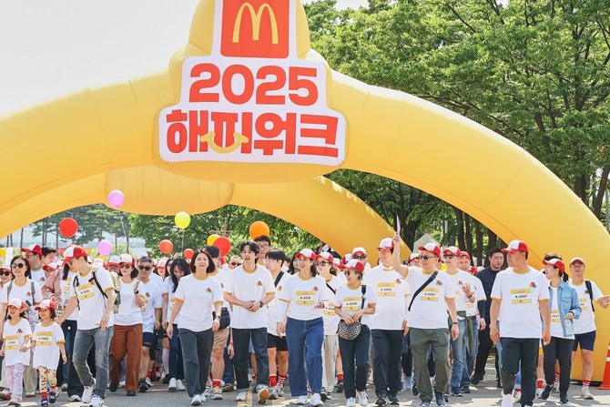 김기원 대표이사와 한국맥도날드 임직원들, 협력사 및 RMHC Korea 관계자, 배우 유승호가 함께 '2025 맥도날드 해피워크' 메인 4㎞ 걷기 코스에 참여하고 있다. ⓒ 한국맥도날드