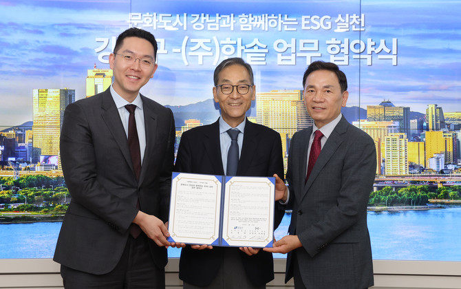 △조성명 강남구청장 △이영덕·이하림 한솥 공동 대표이사가 지난 23일 강남구청에서 '문화도시 강남과 함께하는 ESG 실천 업무 협약'을 체결한 뒤 기념사진을 찍고 있다. ⓒ 한솥