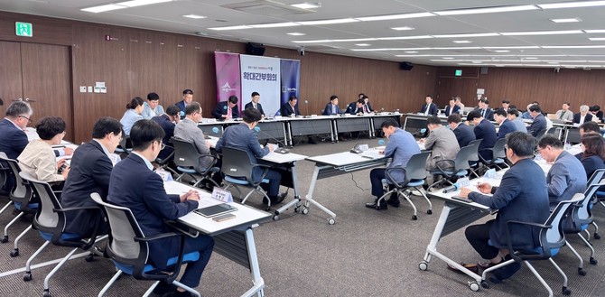 27일 시청 대회의실에서 최민호 세종시장 주재로 확대간부회의를 개최하고 있다. ⓒ 세종시