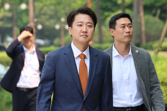 이준석 개혁신당 대선 후보가 27일 국회 소통관에서 단일화 등과 관련한 입장을 밝히기 위해 기자회견 장소로 이동하고 있다. ⓒ 연합뉴스
