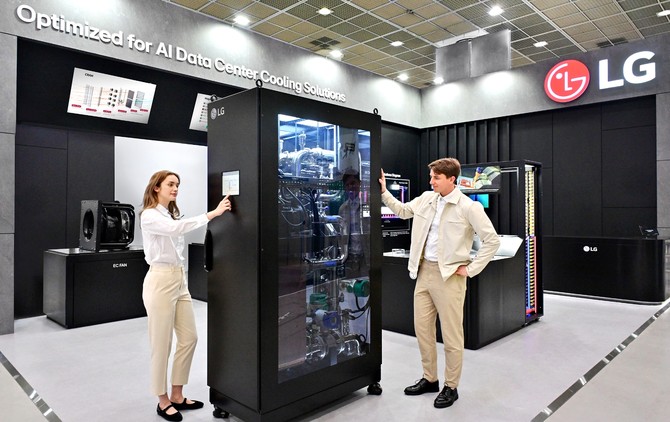 지난달 미국 워싱턴 D.C에서 열린 '데이터센터월드 2025'에서 모델들이 AI 데이터센터 액체 냉각 솔루션인 CDU를 소개하고 있다. ⓒ LG전자