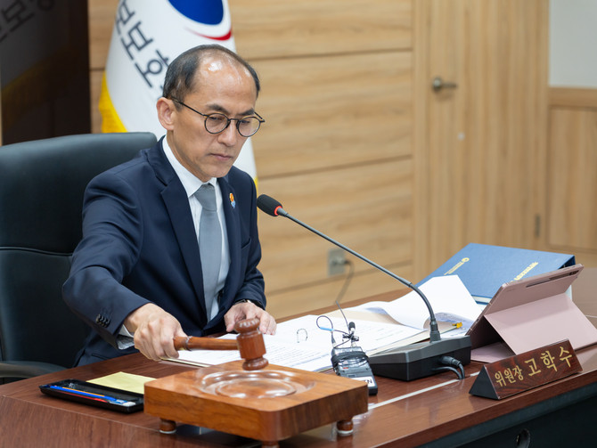 고학수 개인정보보호위원회 위원장이 28일 오후 서울 종로구 정부서울청사에서 개최된 제12회 전체회의에서 의사봉을 두드리고 있다. ⓒ 개인정보보호위원회