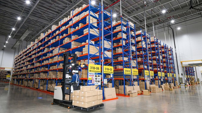 영남물류센터와 내부 모습. ⓒ 현대모비스