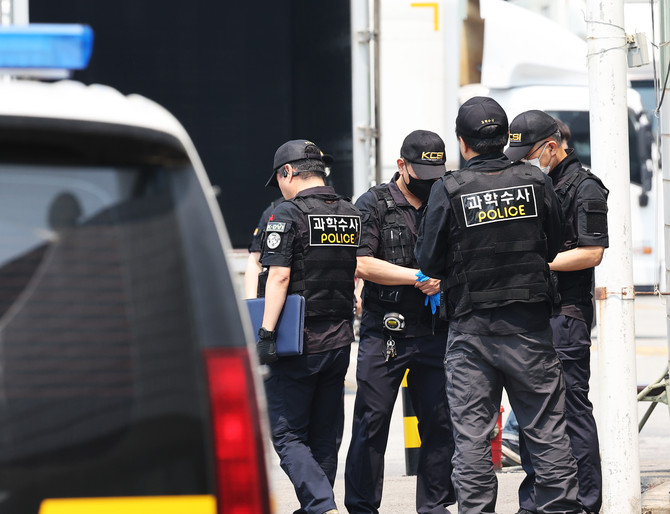 지난 27일 경기도 시흥시 SPC삼립 시화공장에서 경찰 과학수사대 차량이 합동감식을 위해 이동하고 있다. ⓒ 연합뉴스