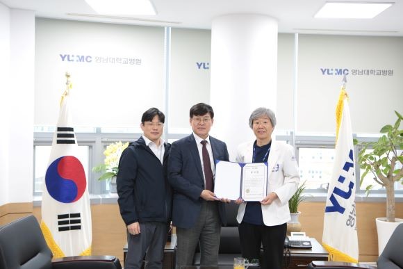 오른쪽부터 김용대 의료원장, 조현석 예수그리스도 후기성도교회 이사, 영남대병원 배상운 교수. ⓒ 영남대학교의료원