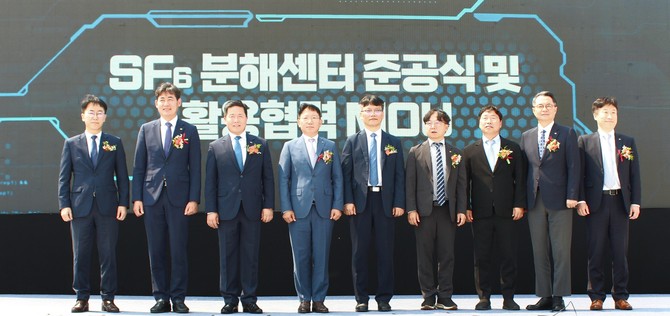 왼쪽부터 박원서 서부발전 수소에너지처장, 김윤양 철도공단 에스이(SE)융합본부장, 엄경일 서부발전 기술안전부사장, 문일주 한전 기술혁신본부장, 정한규 경기도 첨단모빌리티산업과장, 심은보 한전 전력연구원장, 전공준 철도공단 에너지인프라처장, 김영주 한전 청정에너지연구소장, 방선웅 한전 기술기획실장. ⓒ 서부발전