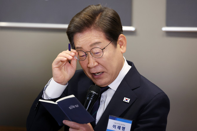 이재명 더불어민주당 대선후보가 29일 서울 성동구 메리히어에서 열린 '혁신성장의 씨앗, 스타트업 레벨업!' 간담회에서 수첩의 내용을 보고 있다. ⓒ 연합뉴스