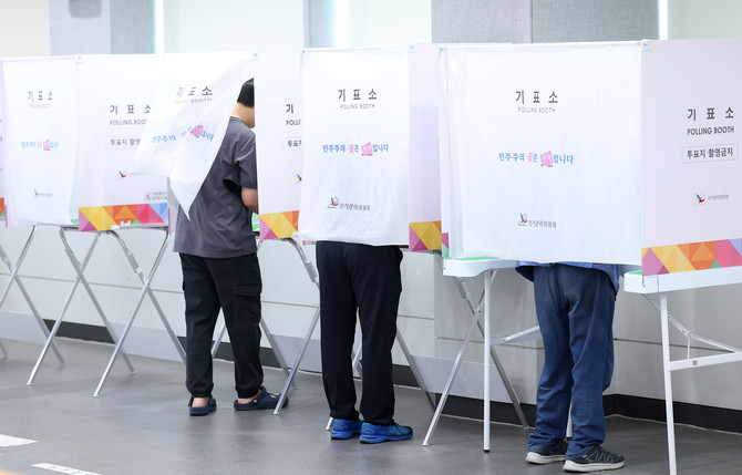사전투표 첫날인 29일 부산 연제구청에 마련된 사전투표소에서 유권자들이 소중한 한표를 행사하고 있다. ⓒ 연합뉴스