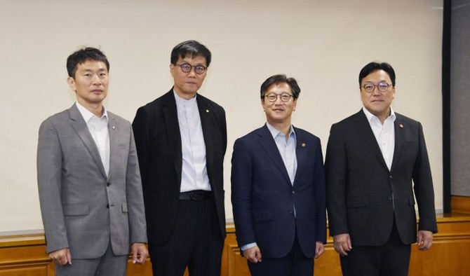 김범석 기획재정부 장관 직무대행 1차관이 30일 오전 서울 중구 은행회관에서 열린 거시경제금융현안간담회 시작에 앞서 참석자들과 기념촬영을 하고 있다. 왼쪽부터 이복현 금융감독원장, 이창용 한국은행 총재, 김범석 직무대행, 김병환 금융위원장. ⓒ 기획재정부