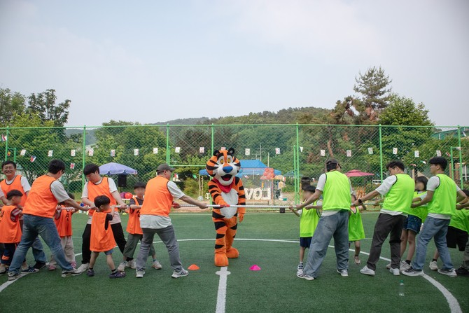 농심켈로그 임직원들이 신생보육원 어린이들과 함께 미니운동회를 열고 즐거운 시간을 보내고 있다. ⓒ 농심켈로그
