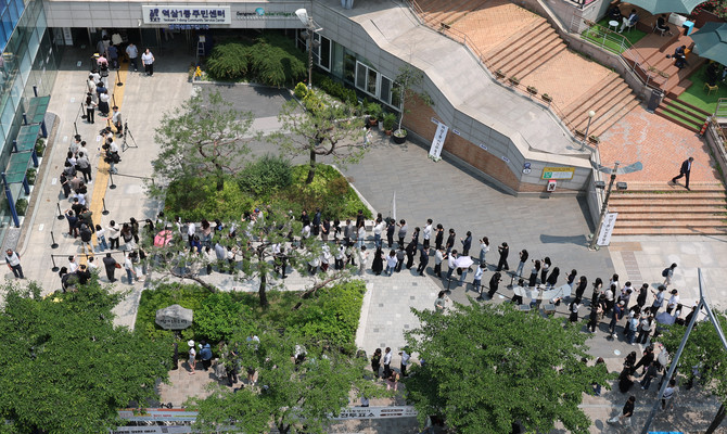 제21대 대통령선거 사전투표 둘째 날인 30일 서울 강남구 역삼1동주민센터에 마련된 사전투표소에서 유권자들이 투표를 위해 줄을 서 있다. ⓒ 연합뉴스