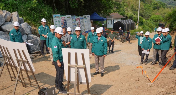 김기웅 서천군수는 지난 29일 판교면 심동리 산 85번지 일대 산사태 복구 현장을 찾아 복구 진행 상황을 점검하고 있다. ⓒ 서천군