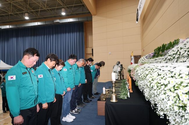 포항시의회 의원들은 포항 해군항공사령부 체육관 내 마련된 해상 초계기 추락사고 합동분향소를 찾아 조문하고 있다. ⓒ 포항시의회