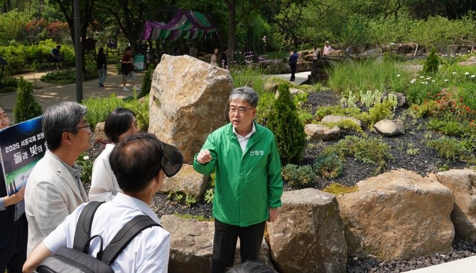 임상섭 산림청장(오른쪽 첫번째)이 30일 '2025 서울국제정원박람회'에 참석해 현장 점검을 하고 있다. ⓒ 산림청