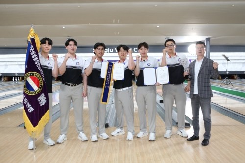 전남 광양시청 볼링팀이 전국실업볼링대회 종합우승 차지하고 기념촬영을 하고 있다. ⓒ 광양시