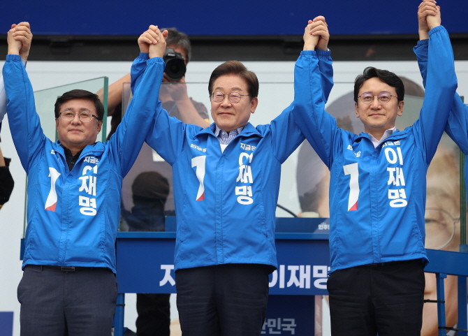 이재명 더불어민주당 대선 후보가 선거를 하루 앞둔 2일 서울 강북구 북서울꿈의숲 서문광장에서 시민들에게 인사하고 있다. ⓒ 연합뉴스