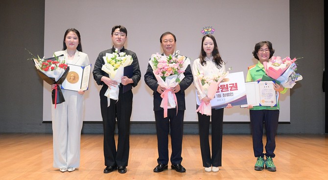 최민호 시장은 2일 6월 직원 소통의 날 행사에서 표창을 수여 후 기념촬영을 하고 있다. ⓒ 세종시