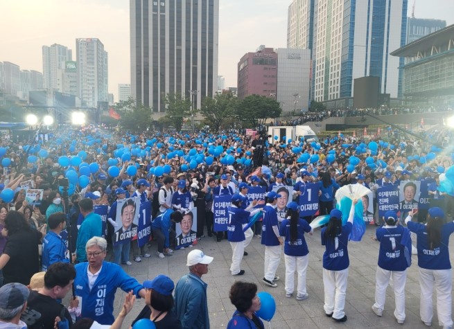 지난 1일 부산역광장에 모인 민주당 유세 현장 모습. ⓒ 프라임경제