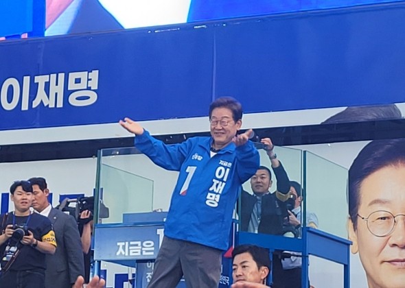 지난 1일 이재명 후보가 부산역광장에 모인 지지자들 환호에 화답하고 있다.ⓒ프라임경제