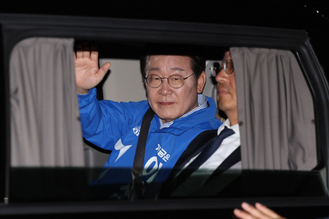 이재명 더불어민주당 대선 후보가 선거를 하루 앞둔 지난 2일 서울 여의도공원에서 마지막 유세를 마친 뒤 차장 밖으로 시민들에게 인사하고 있다. ⓒ 연합뉴스