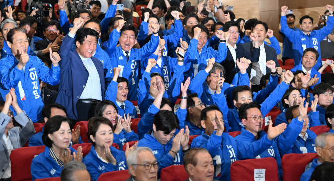 윤여준·박찬대 더불어민주당 상임총괄선대위원장을 비롯한 공동선대위원장들이 3일 서울 여의도 국회 의원회관에 마련된 제21대 대통령선거 개표상황실에서 출구조사 결과 발표가 나오자 기뻐하고 있다. ⓒ 연합뉴스