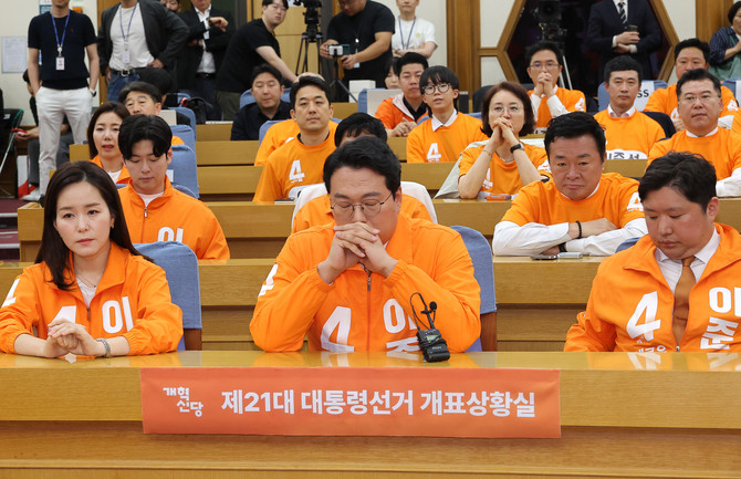 천하람 개혁신당 상임선대위원장, 이주영 공동선대위원장을 비롯한 선대위 관계자들이 3일 국회 의원회관에 마련된 당 개표 상황실에서 방송 3사 출구 조사 결과를 보고 있다. ⓒ 연합뉴스