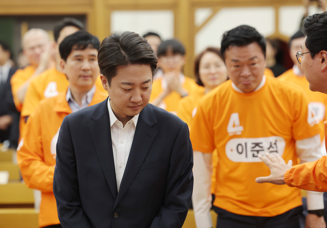 이준석 개혁신당 대선 후보가 3일 방송 3사 출구조사 발표를 확인한 뒤 서울 국회 여의도 의원회관에 마련된 당 개표상황실에 도착했다. ⓒ 연합뉴스