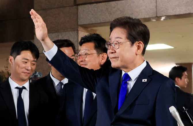 이재명 대선 후보가 개표율 80%가 넘어가는 시점에서 48.35%로 대통령 당선이 확실시 되면서 국회 앞 지지자들이 모인 자리에서 메시지를 전했다. ⓒ 연합뉴스