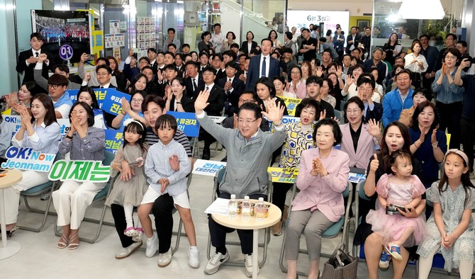 김영록 전남지사와 도청 간부, 도민들은 지난 3일 밤 도청 1층 커피숍에서 개표방송을 지켜보고 있다. ⓒ 전남도