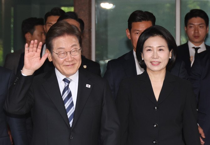 이재명 대통령과 김혜경 여사가 4일 인천 계양구 사저에서 나오며 주민, 지지자를 향해 인사하고 있다. ⓒ 연합뉴스