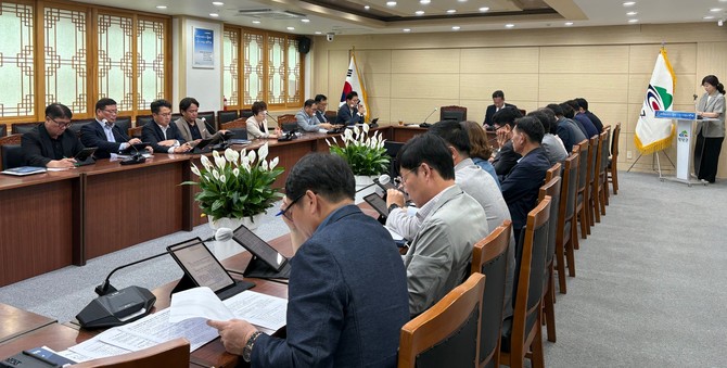 지난 2일 군청 상황실에서 윤여권 부군수 주재로 실·과·소장 21명이 참석한 규제발굴보고회를개 개최하고 있다. ⓒ 청양군