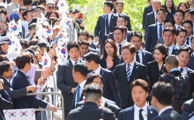 이재명 정부 출범과 함께 부동산 정책의 여러 변화가 전망되고 있다. 사진은 4일 인천시 계양구 이재명 대통령 사저 앞. © 연합뉴스