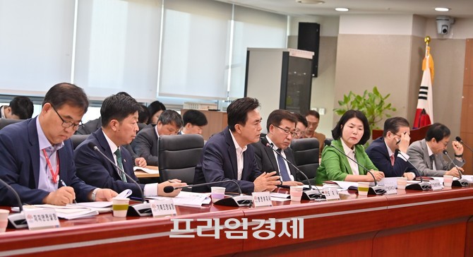 4일 도청 중회의실에서 열린 제77차 실국원장회의를 김태흠 지사가 주재하고 있다. ⓒ 프라임경제