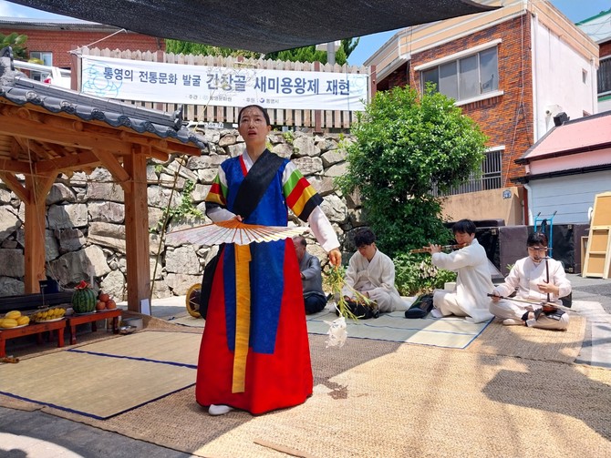 2025년 단오 맞아 통영문화원에서 벅수제와 새미용왕제 재현. ⓒ 통영시