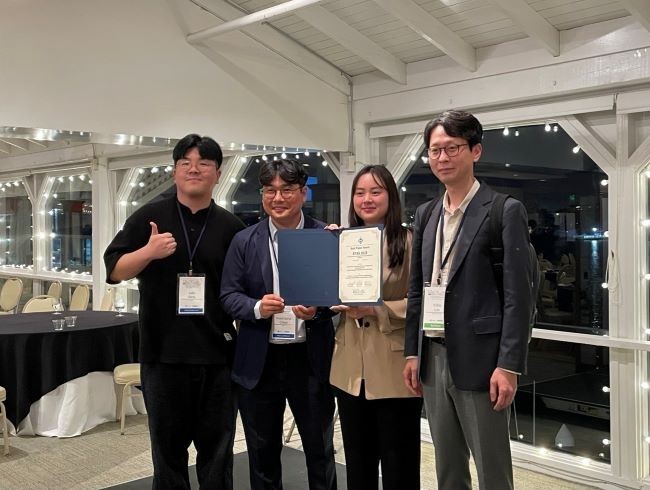 DGIST 좌훈승 교수(왼쪽에서 두번째) 연구팀이 IEEE RTAS 2025 최우수 논문상 수상했다. ⓒ DGIST