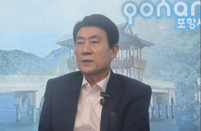 이강덕 시장이 4일 시청 브리핑룸에서 기자간담회를 열고 지역경제 활력 회복과 민생 안정을 위한 시정 운영 방향을 밝히고 있다. ⓒ 최병수 기자