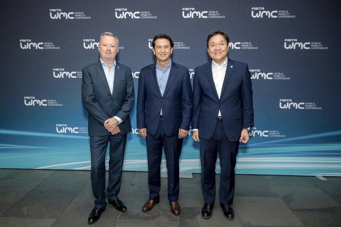 왼쪽부터 크리스 맨슨 FISITA CEO, 호세 무뇨스 현대차 대표이사 사장, 김창환 현대차·기아 전동화에너지솔루션담당 부사장이 기념사진을 촬영하는 모습. ⓒ 현대자동차그룹