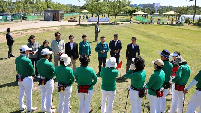 4일 당진시의회는 제77회 충남도민체육대회에 출전하는 당진시 선수단을 격려하고 있다. ⓒ 의회사무국